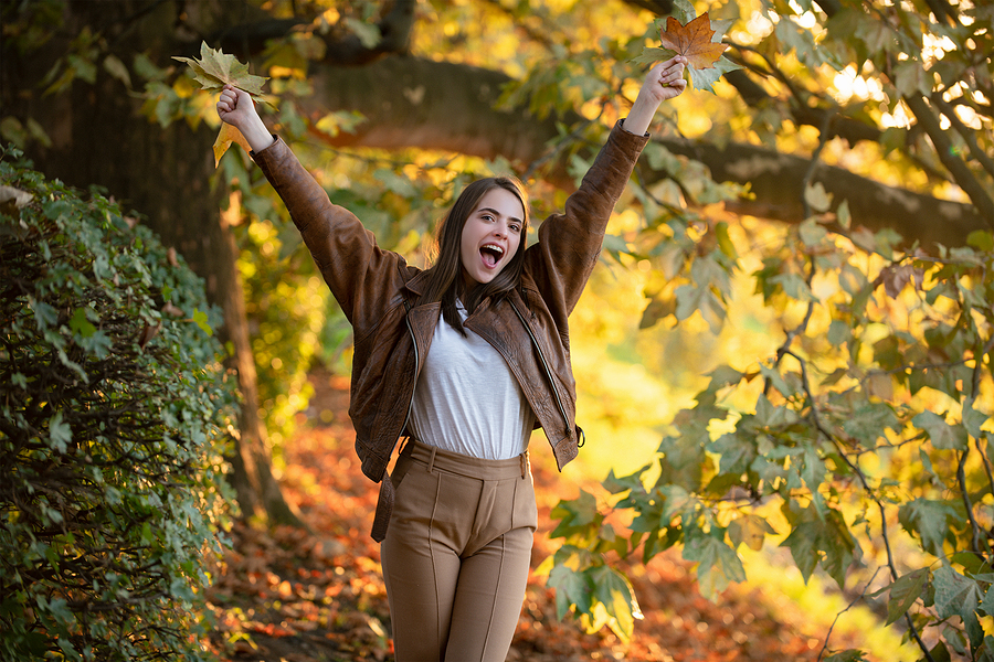 Autumn Woman With Fall Yellow Maple Leaf, Outdoor Portrait. Beau